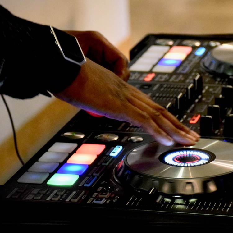 6 Reasons to Hire a Corporate Events DJ for Your Event
