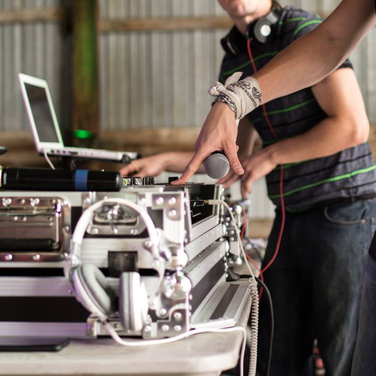 Finding the Perfect DJ for Your Wedding or Event - A Guide