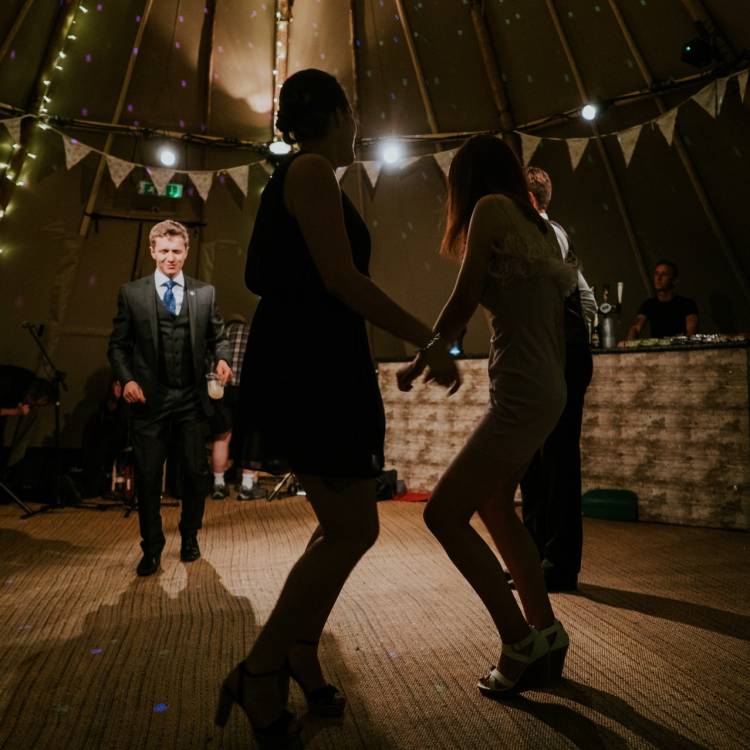 7 Considerations When Hiring a Dance Floor for a Wedding
