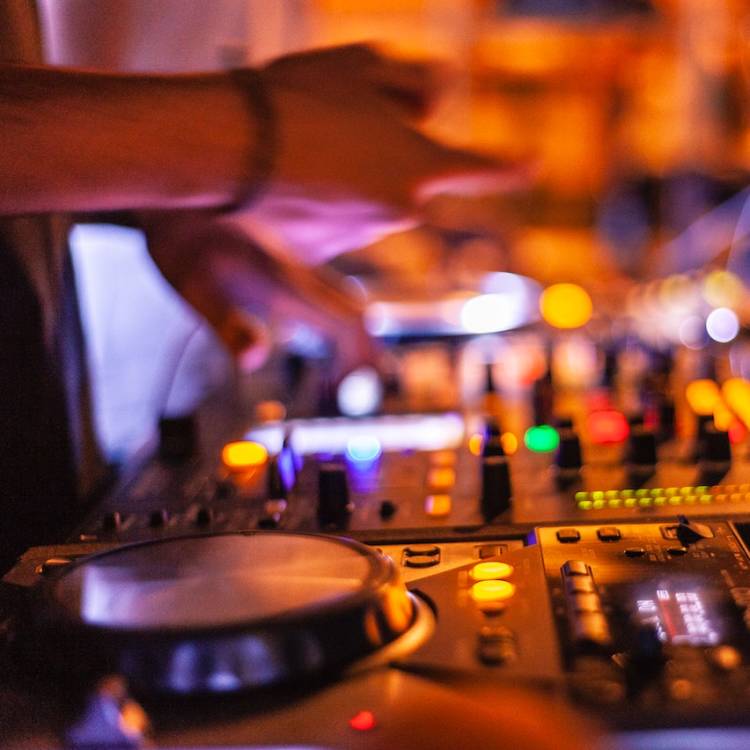6 Tips for Finding the Perfect DJ for Your Wedding