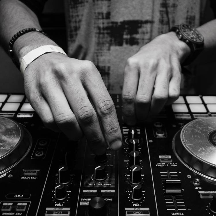 5 Useful Tips for Choosing the Right DJ for Your Event