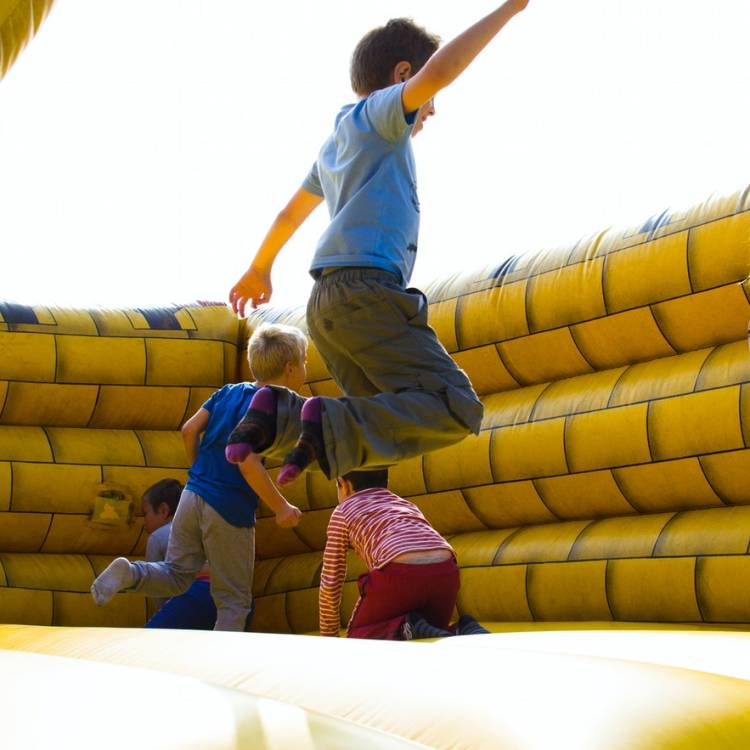 4 Benefits of Hiring a Bouncy Castle for Your Child’s Party