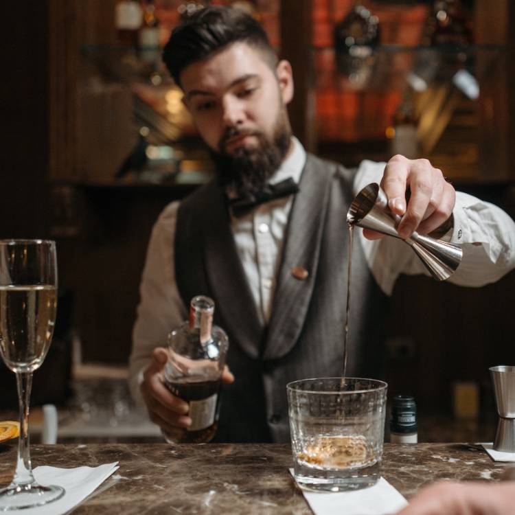 6 Factors to Consider to Hire the Right Mobile Bar