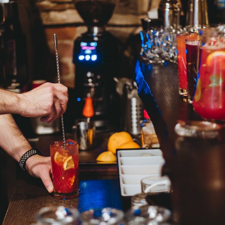 6 Things to Consider When Hiring a Mobile Bar for Your Event