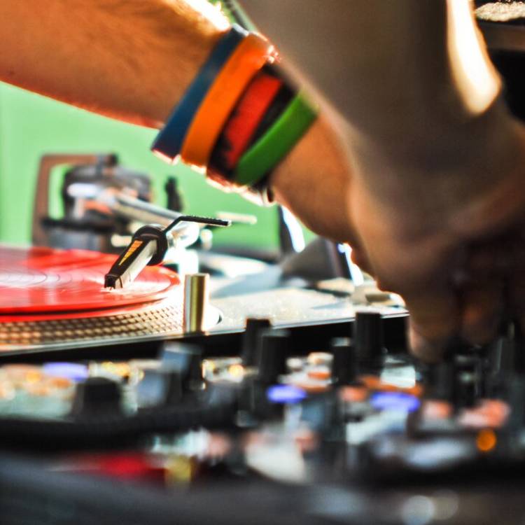 Dos and Don’ts on Hiring a Live DJ to Perform at Your Wedding