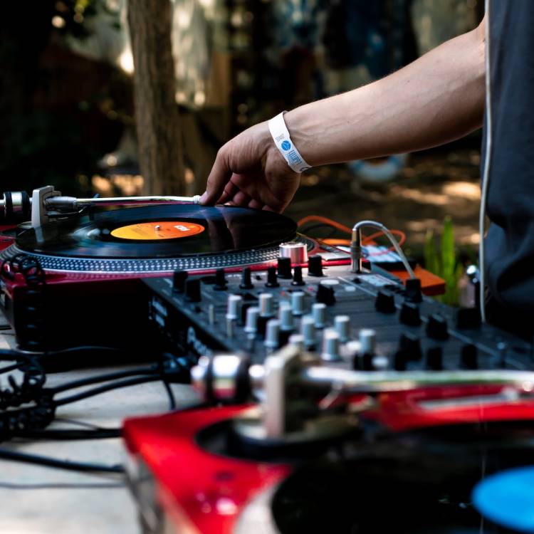 6 Crucial Things to Look for When Booking a Wedding DJ