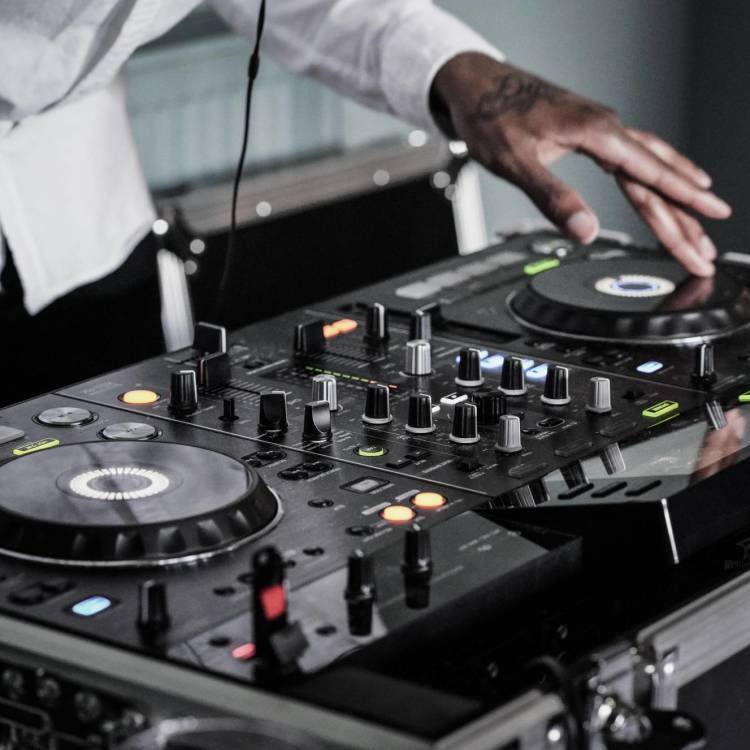 What You Should Look for in a DJ for Your Corporate Event