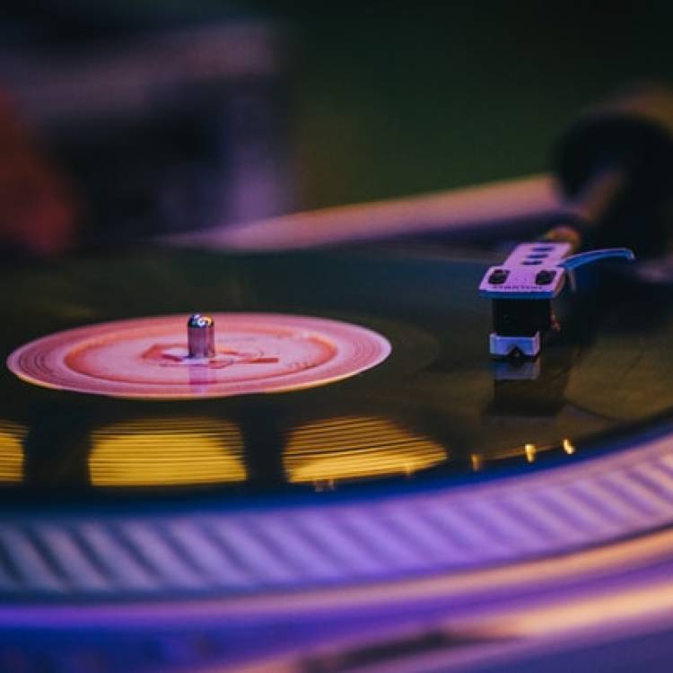 4 Reasons You Shouldn’t Hire an Amateur DJ for Your Wedding