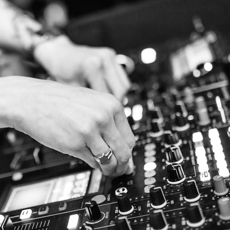 The Definitive Guide to Choosing and Hiring a DJ for Your Wedding or Event