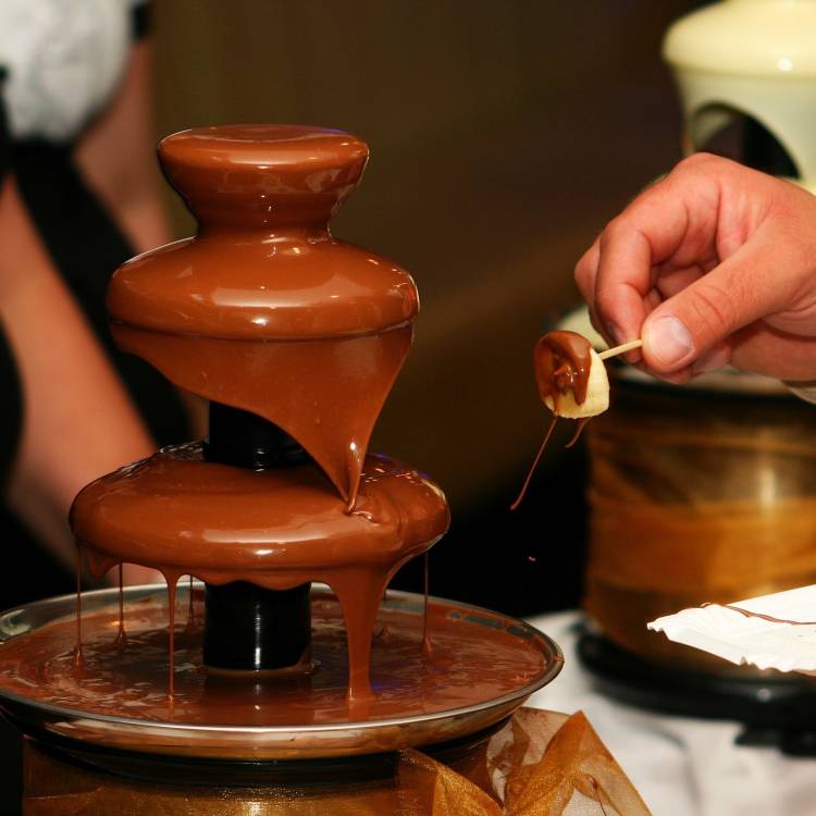 What to Know About Hiring a Chocolate Fountain for Your Wedding
