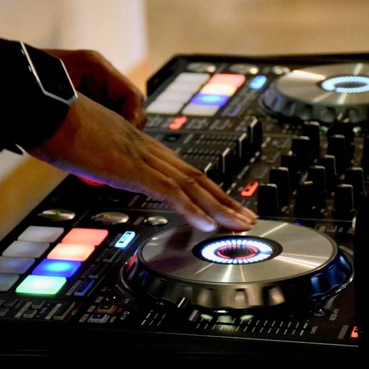3 Common Qualities That the Best DJs Have: Our Guide