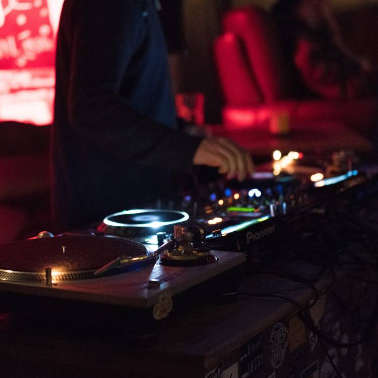 Why Is It Better and Easier to Hire a DJ for Every Occasion?
