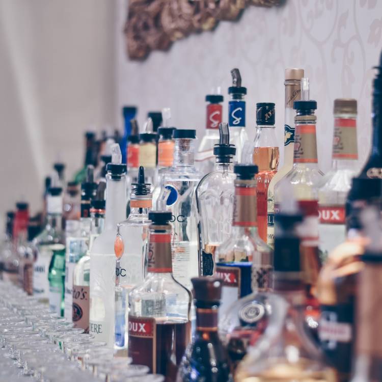 5 Factors to Consider Before Hiring a Mobile Bar For Parties