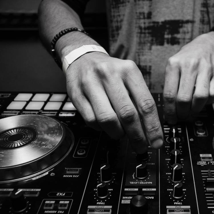 5 Important Things to Consider When Hiring a Wedding DJ