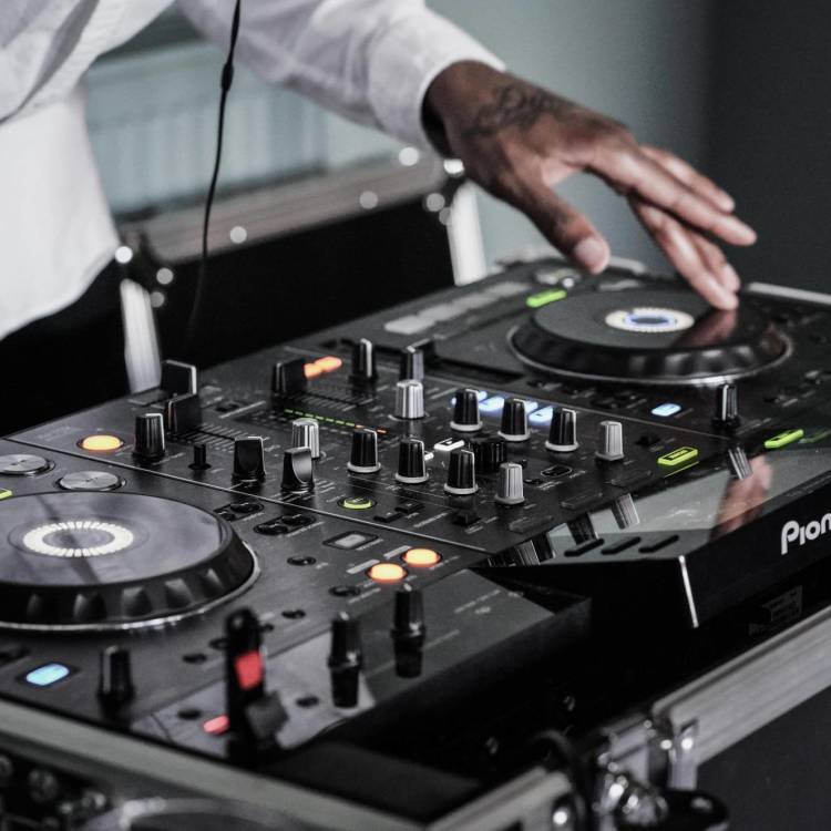 5 Must-Have Qualities of a Good Wedding DJ