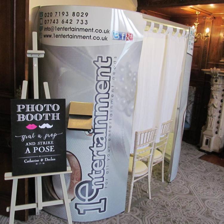12 Reasons to Consider Wedding Photo Booth Hire in London on the Big Day  